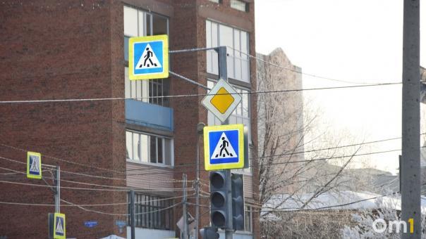Ещё на 12 омских перекрёстках поставят светофоры с бело-лунным светом