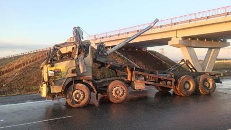 В Новосибирской области грузовик протаранил путепровод
