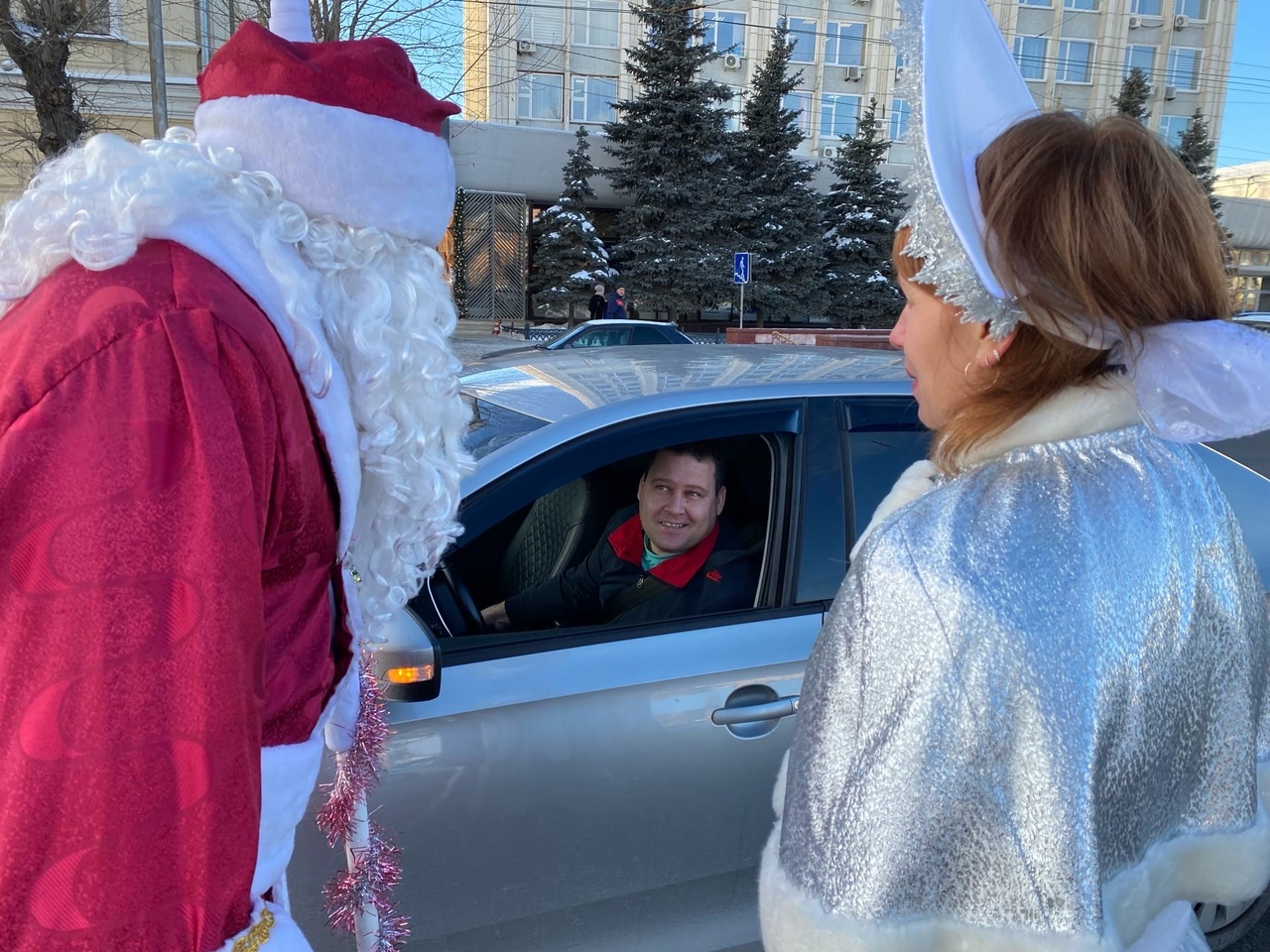 В центре Омска Дед Мороз и Снегурочка раздавали подарки горожанам |  28.12.2022 | Омск - БезФормата