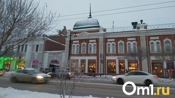 В центре Омска задымилась крыша исторического здания
