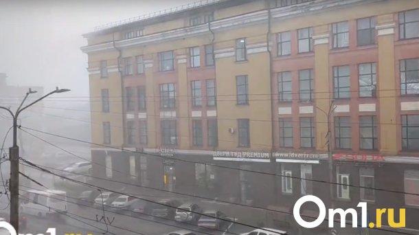 Омск поплыл после мощного ливня: затопленные улицы, пробки и конец света