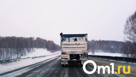 В Омске легковушка влетела в прицеп КАМАЗа