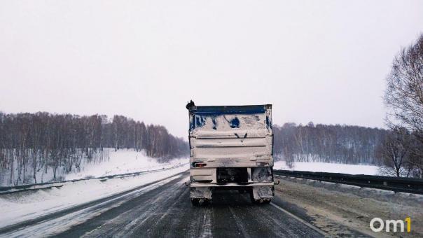 В Омске легковушка влетела в прицеп КАМАЗа