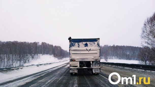 В Омске легковушка влетела в прицеп КАМАЗа