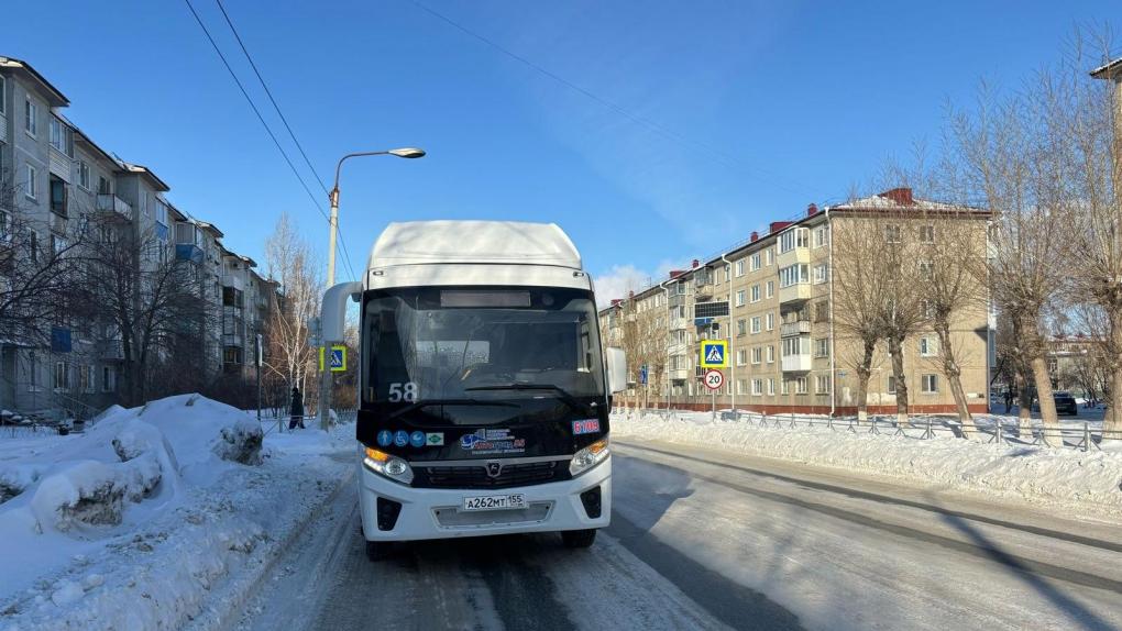 В Омске пассажирский автобус сбил девочку