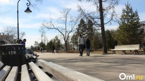 С тростью и в цилиндре: омичи заметили на Космическом проспекте необычного прохожего
