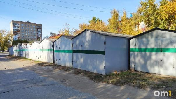 Пожилая омичка спрятала машину бывшего мужа у себя в гараже