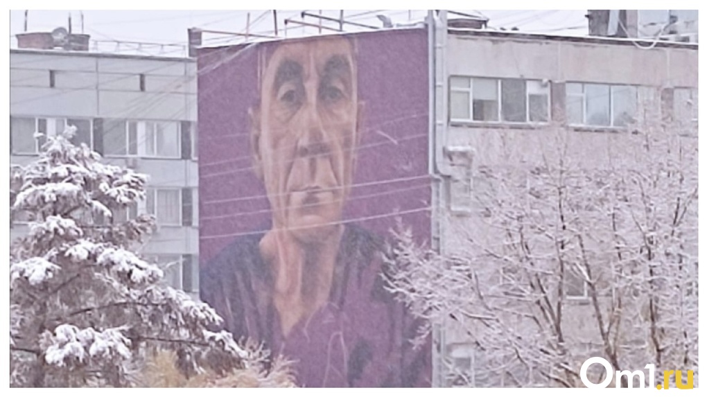 Мрачность в центре города: портрет неизвестного мужчины на стене дома напугал новосибирцев
