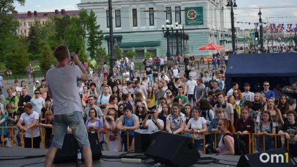 Приглашённые звёзды, арт-инсталляции и TikTok-комната: рассказываем, чем заняться на День молодёжи омичам