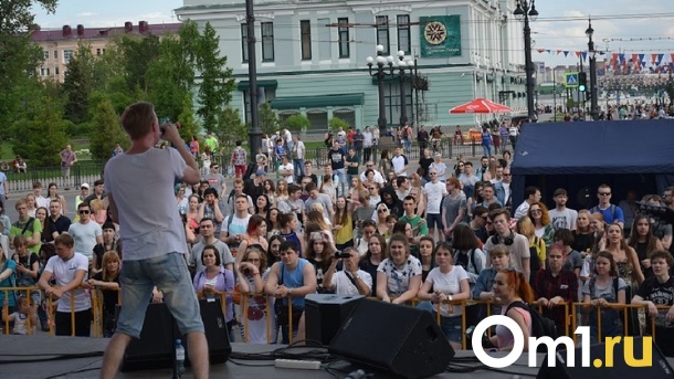 Приглашённые звёзды, арт-инсталляции и TikTok-комната: рассказываем, чем заняться на День молодёжи омичам