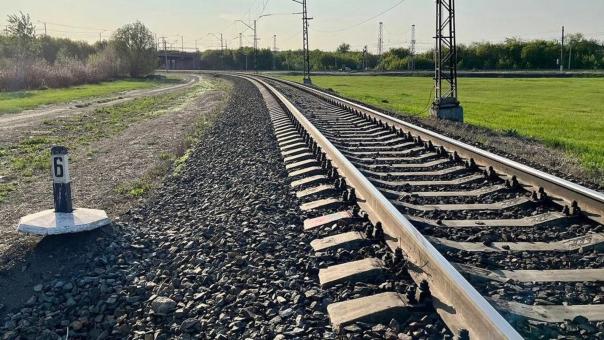 Омская полиция просит помощи в опознании молодого парня, погибшего под поездом