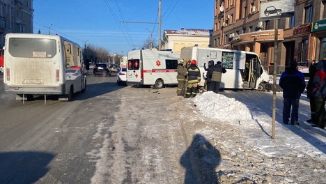 В Омске маршрутка с пассажирами снесла пять автомобилей из-за приступа эпилепсии у водителя