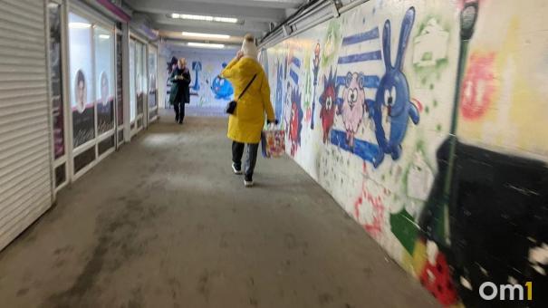 В центре Омска в подземном переходе отвалилась плитка