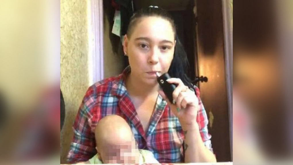 На федеральном телеканале показали сюжет об омской стримерше, которая связывала своего малыша