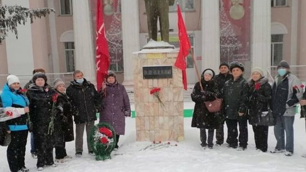 Коммунисты Бердска устроили шествие с портретом Сталина к памятнику Ленина