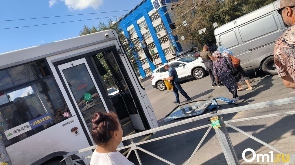 Во время движения у автобуса в Новосибирске выпало лобовое стекло. ФОТО