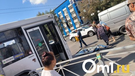 Во время движения у автобуса в Новосибирске выпало лобовое стекло. ФОТО