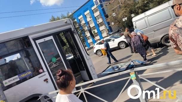 Во время движения у автобуса в Новосибирске выпало лобовое стекло. ФОТО