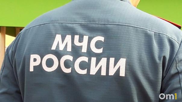 Вызволяли четыре человека. Жителя Омской области придавило бочкой с водой