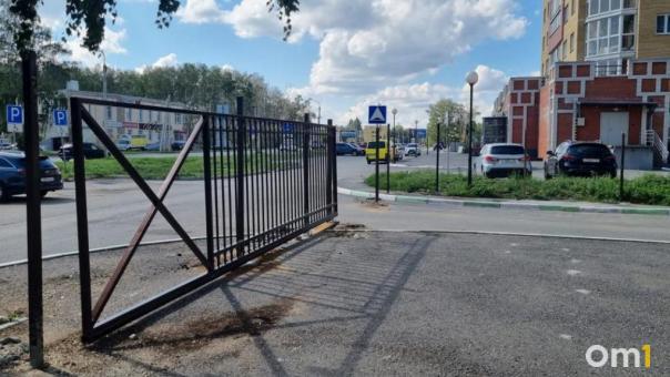 Соседей в омских новостройках рассорил забор