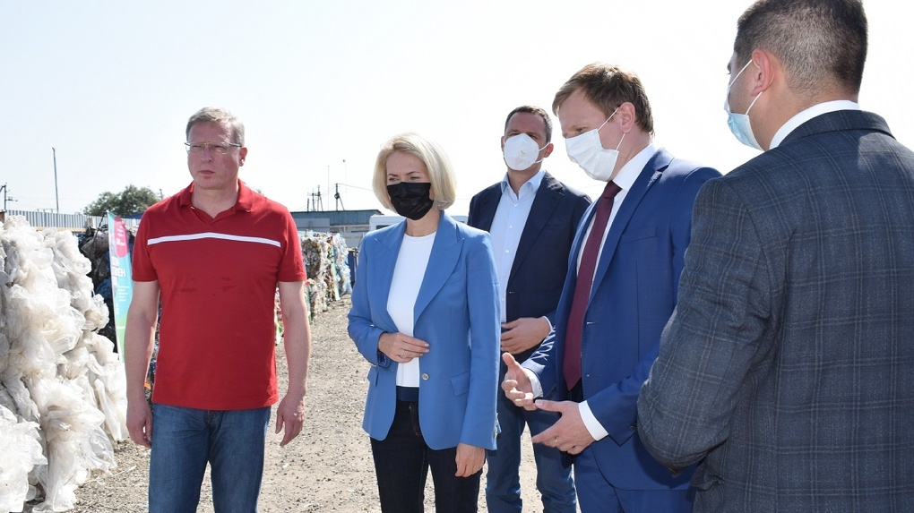 В Омске вице-премьер Абрамченко побывала на мусоросортировочном заводе