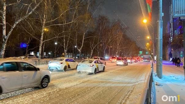 «Стоим с 6 утра»: утром 24 января Новосибирск застрял в 9-балльных пробках
