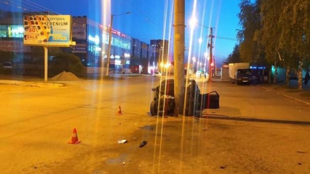 Нетрезвый омский подросток угнал чужую машину и врезался на ней в столб
