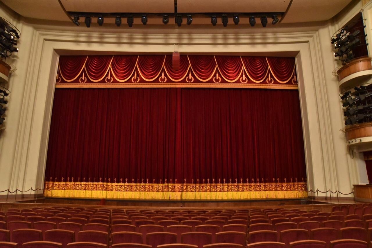 Театр после ремонта. Оперный театр Новосибирск большой зал. НОВАТ Новосибирск большой зал. НОВАТ Новосибирск большая сцена. Оперный зал НОВАТ Новосибирск.