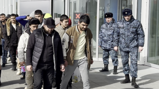 Новосибирские судебные приставы массово выдворяют мигрантов из России