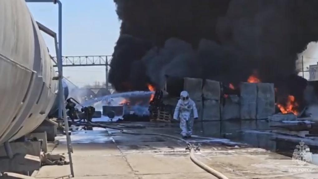 Опубликованы фото и видео со склада в Нефтяниках, где горят цистерны с топливом
