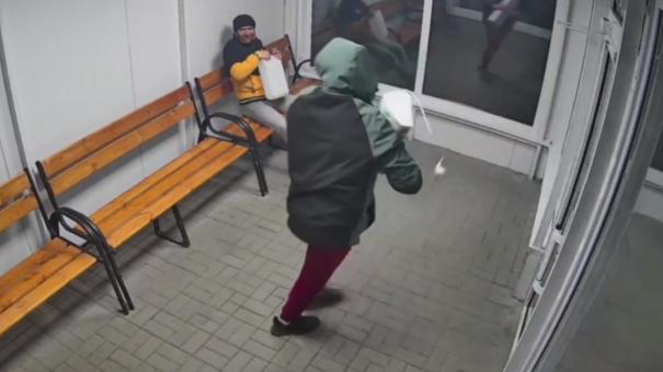 Омич сорвал в остановке обогреватель и спрятал его под куртку. ВИДЕО