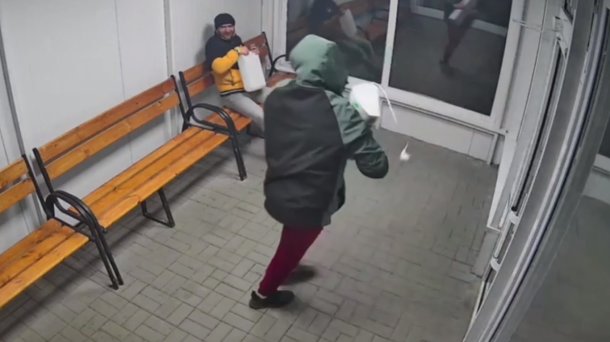 Омич сорвал в остановке обогреватель и спрятал его под куртку. ВИДЕО