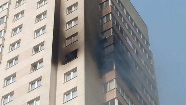 Спасатели эвакуировали ребёнка из горящей новосибирской высотки. ВИДЕО