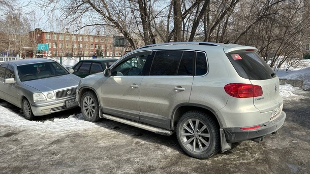 Омичка погибла за рулём автомобиля, врезавшись в припаркованную машину