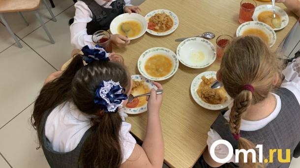 В двух школах Омска случилось массовое отравление