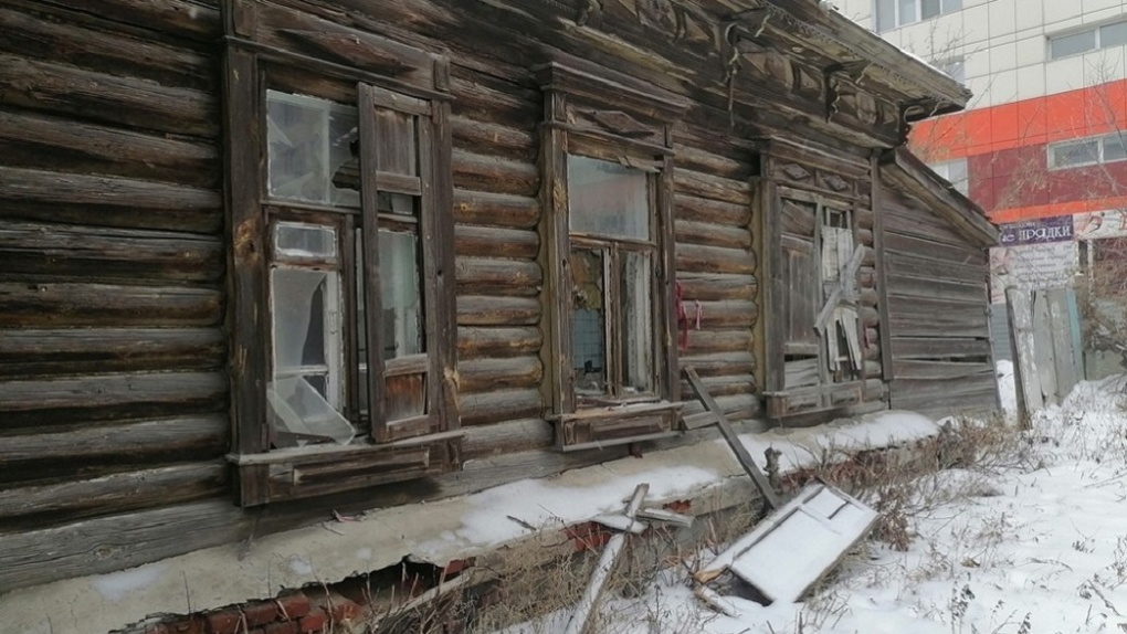 В Омске продают разваливающийся дом без воды и тепла за 11 млн рублей