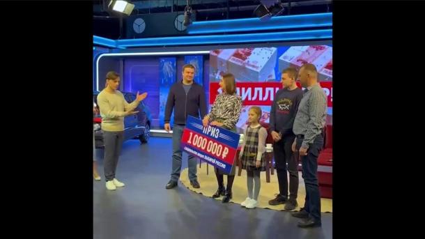 Омичам, выигравшим миллион, квартиру и автомобиль, вручили призы