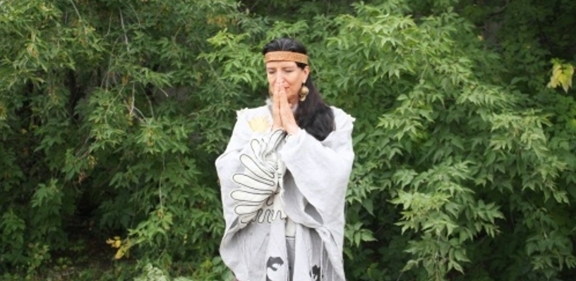У омского приюта «Друг» бразильская шаманка провела ритуал на удачу