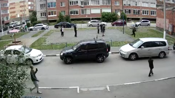 «Убежала в слезах». Двое подростков из Омска облили девочку мочой