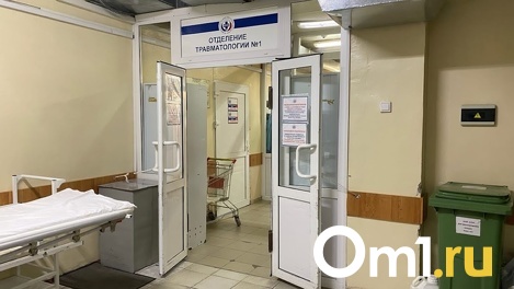Ребёнок в истерике, лекарство не помогает: пенсионерка с малышом упала в строймагазине из-за стремянки