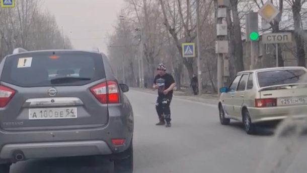 Мужчина в панаме устроил драку с невидимкой на шоссе в Новосибирске. ВИДЕО