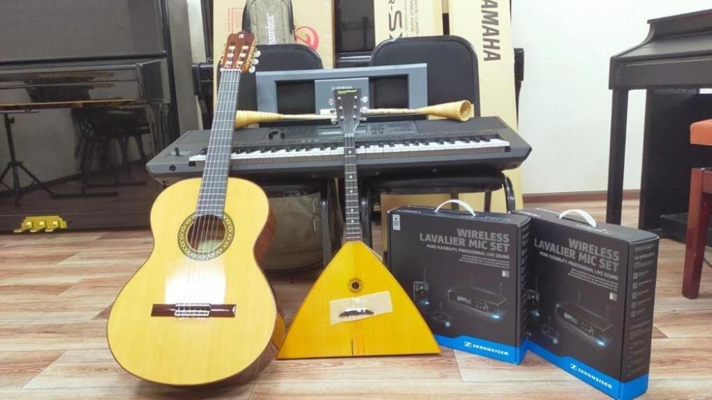 Омская школа искусств получила новые музыкальные инструменты