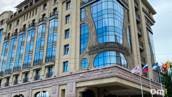 На здании бывшего новосибирского отеля Marriott сменили вывеску