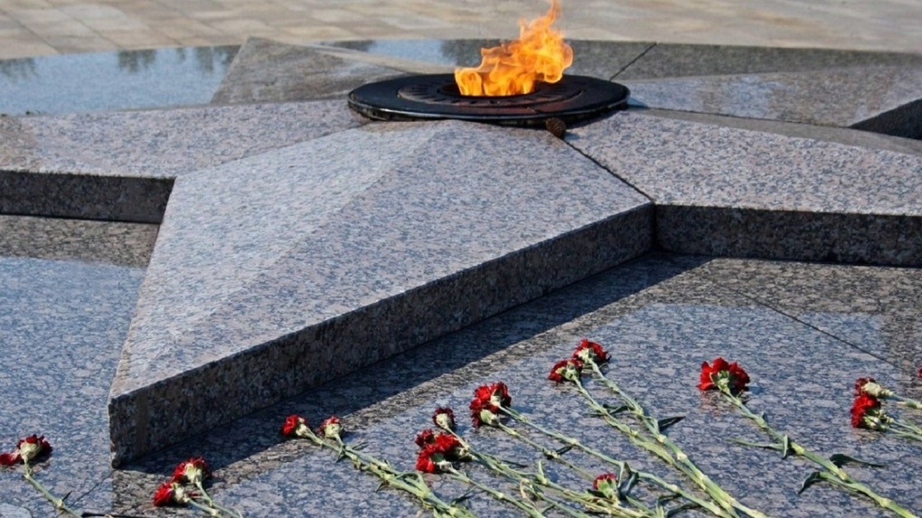 В Омской области нашли вандала, который разгромил памятник погибшим в ВОВ в парке Победы