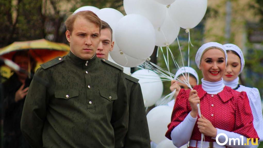 В Омске в честь Дня Победы выпустили 79 белых шаров в небо