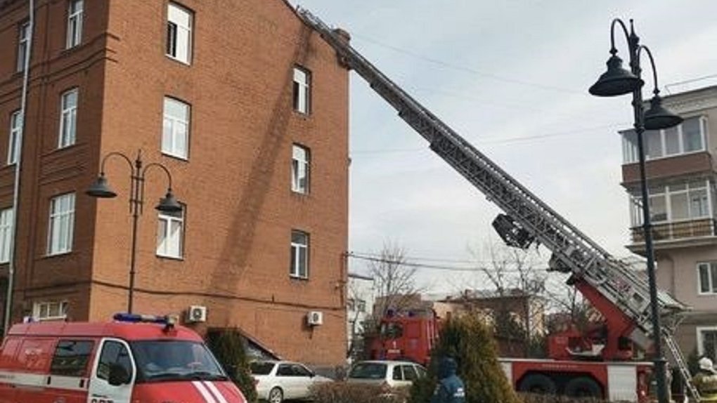 В центре Омска в столетнем историческом здании загорелся потолок