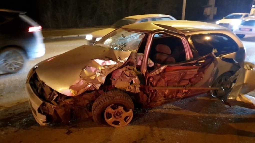 Водитель застрял в машине: два автомобиля столкнулись на разделительной полосе в Новосибирске. ФОТО