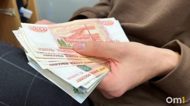 Стали известны зарплаты омских учителей и врачей