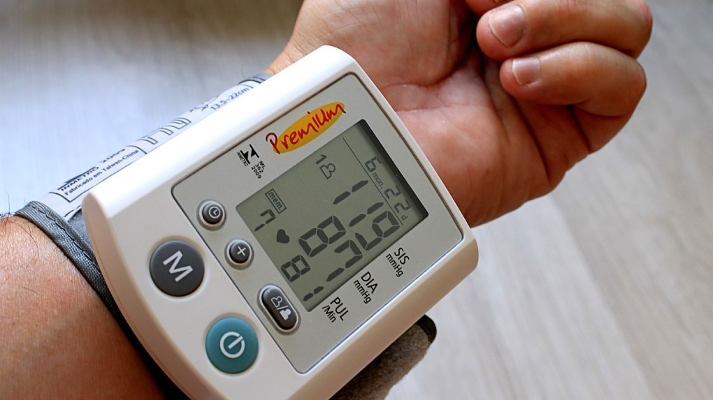 Зачем измерять артериальное давление? Что означают цифры на тонометре? Эти и другие вопросы врачу