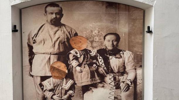 В Камергерском переулке Омска изуродовали историческую фотографию